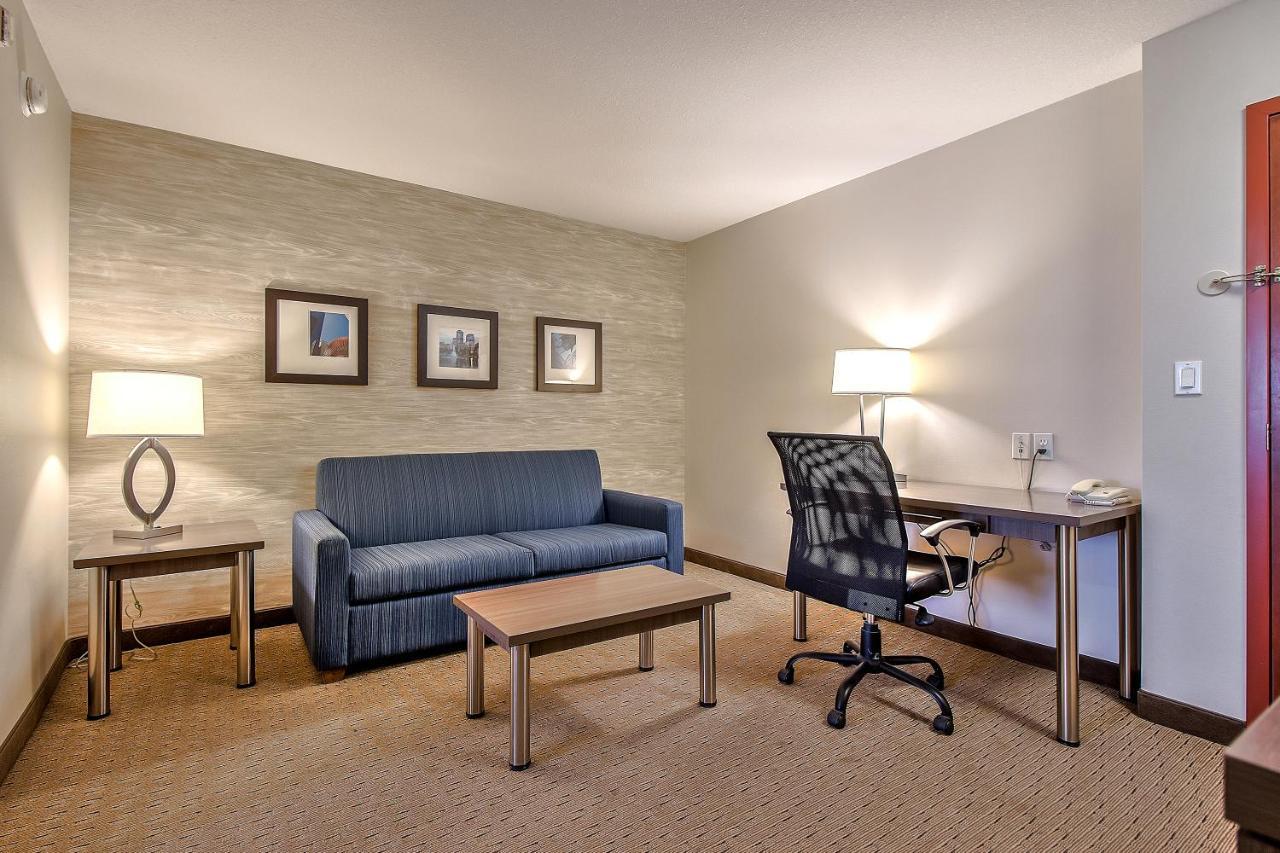 Comfort Inn & Suites South YYC Eksteriør billede