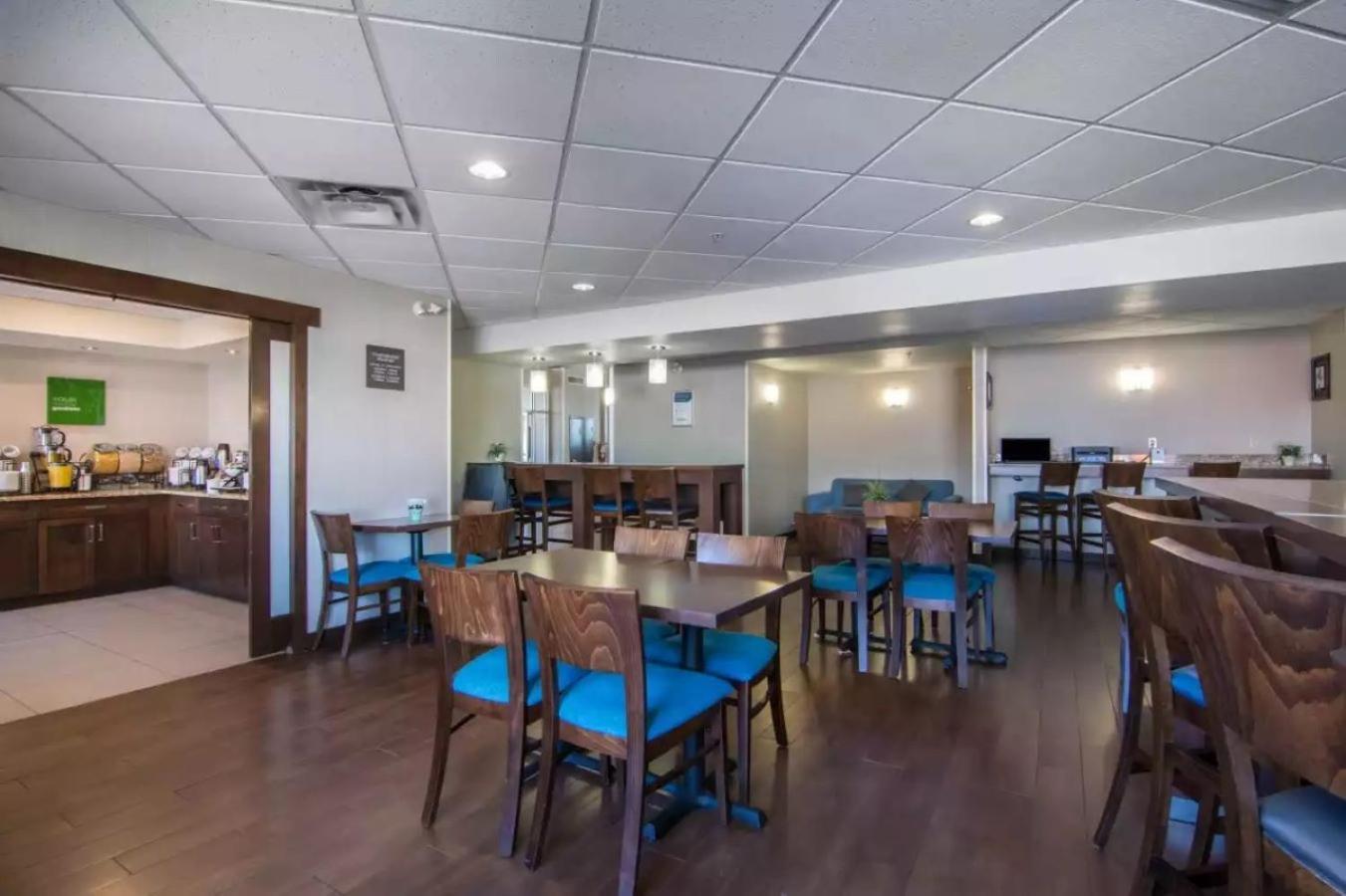 Comfort Inn & Suites South YYC Eksteriør billede