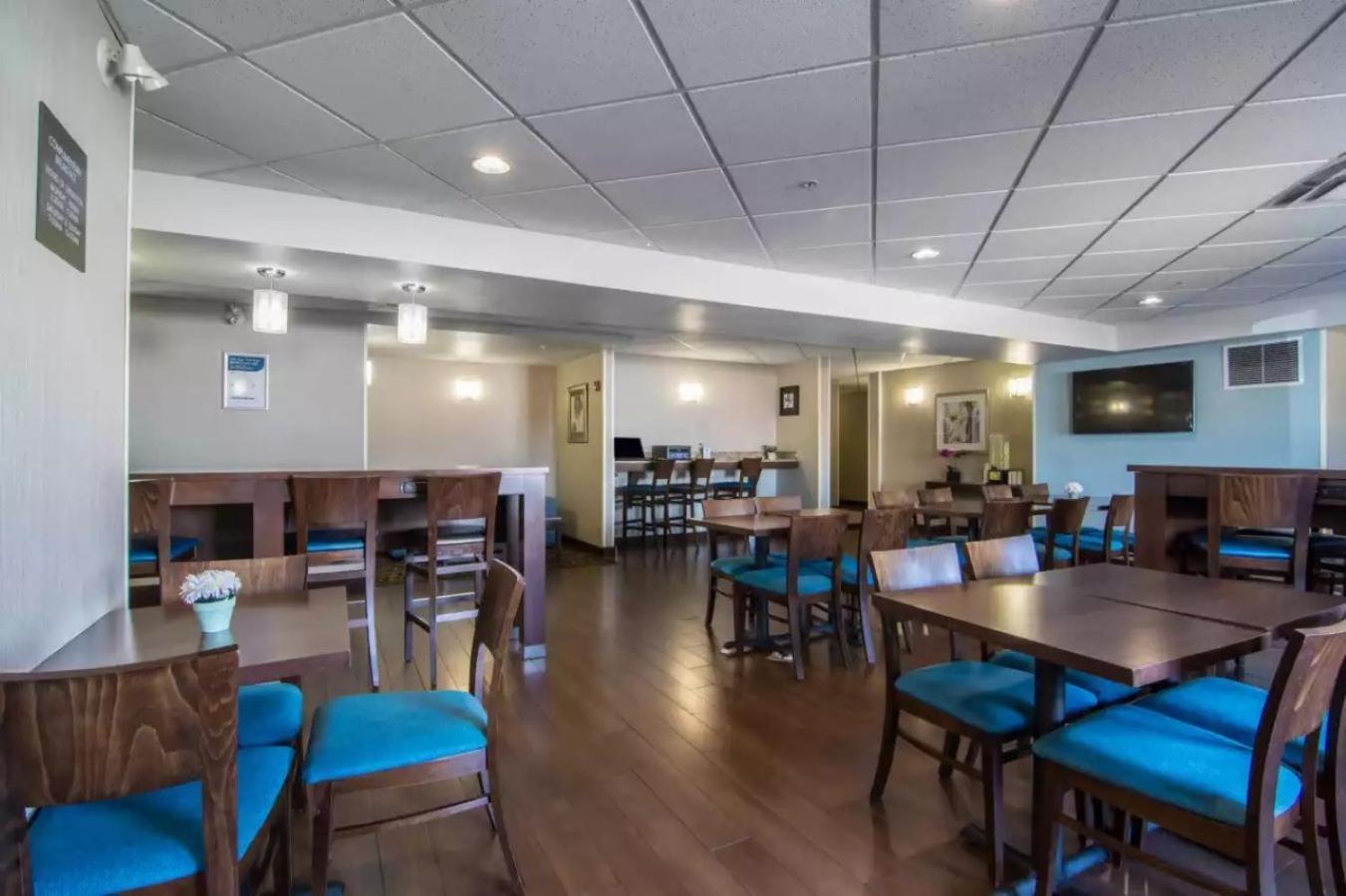 Comfort Inn & Suites South YYC Eksteriør billede