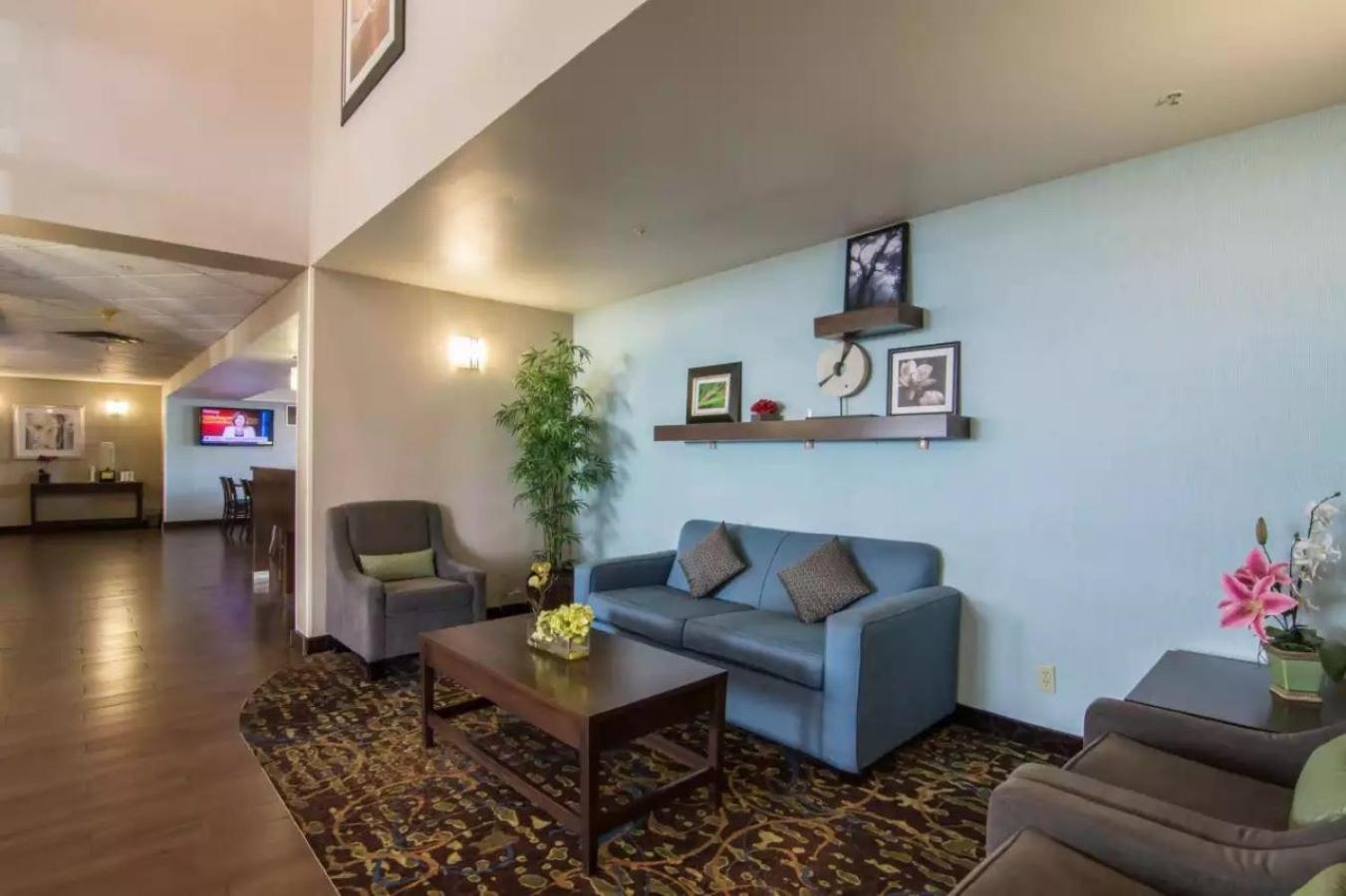 Comfort Inn & Suites South YYC Eksteriør billede